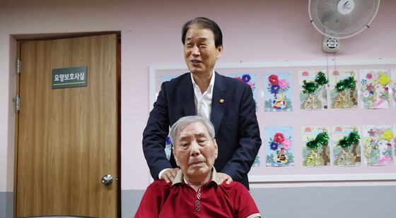 오성규 애국지사 안마해드리는 권오을 장관