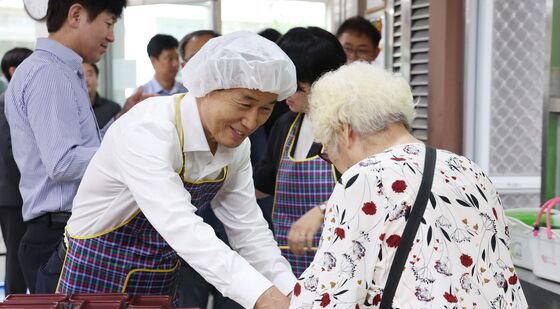 배식봉사 나선 권오을 장관