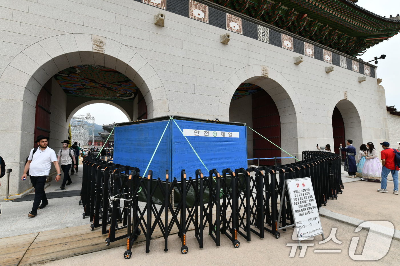본문 이미지 - 11일 서울 경복궁 광화문 석측 낙서 테러 현장이 천막으로 가려져 있다.  &#40;국가유산청 제공, 재판매 및 DB금지&#41;2025.8.11/뉴스1