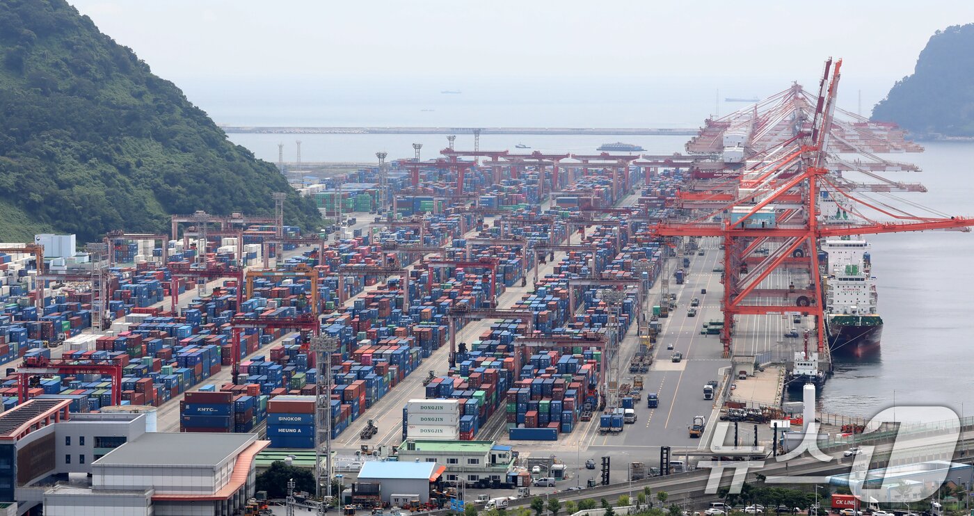 본문 이미지 - 이날 부산항 신선대부두 야적장에 컨테이너가 가득 쌓여 있는 모습. ⓒ News1 윤일지 기자