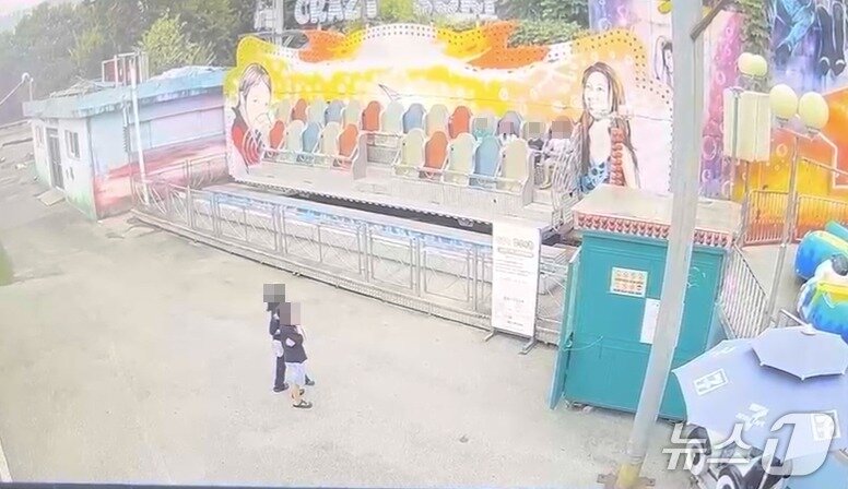 본문 이미지 - 충북 제천시 모산동의 놀이공원 안전사고 발생.(제천소방서 제공. 재판매 및 DB금지)/뉴스1 