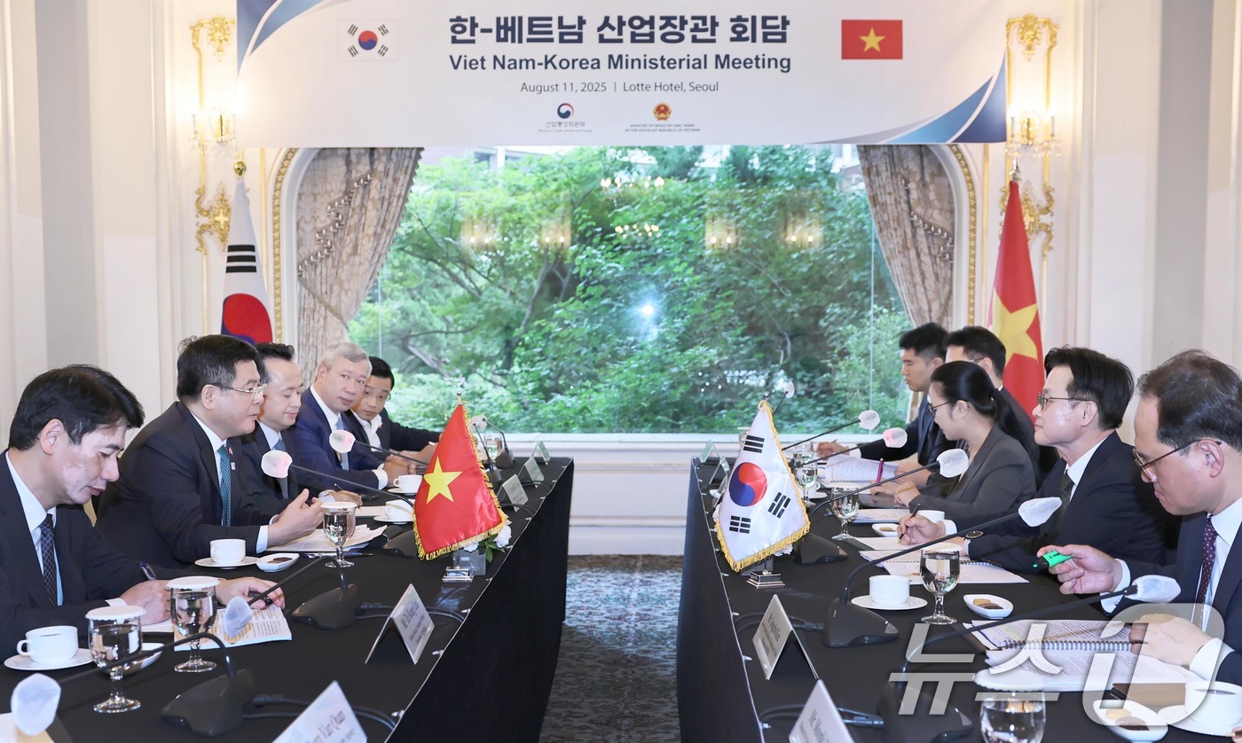 (서울=뉴스1) = 김정관 산업통상자원부 장관이 11일 서울 중구 소공동 롯데호텔에서 응우옌 홍 지엔 베트남 산업무역부 장관과 면담을 나누고 있다. (산업통상자원부 제공. 재판매 …