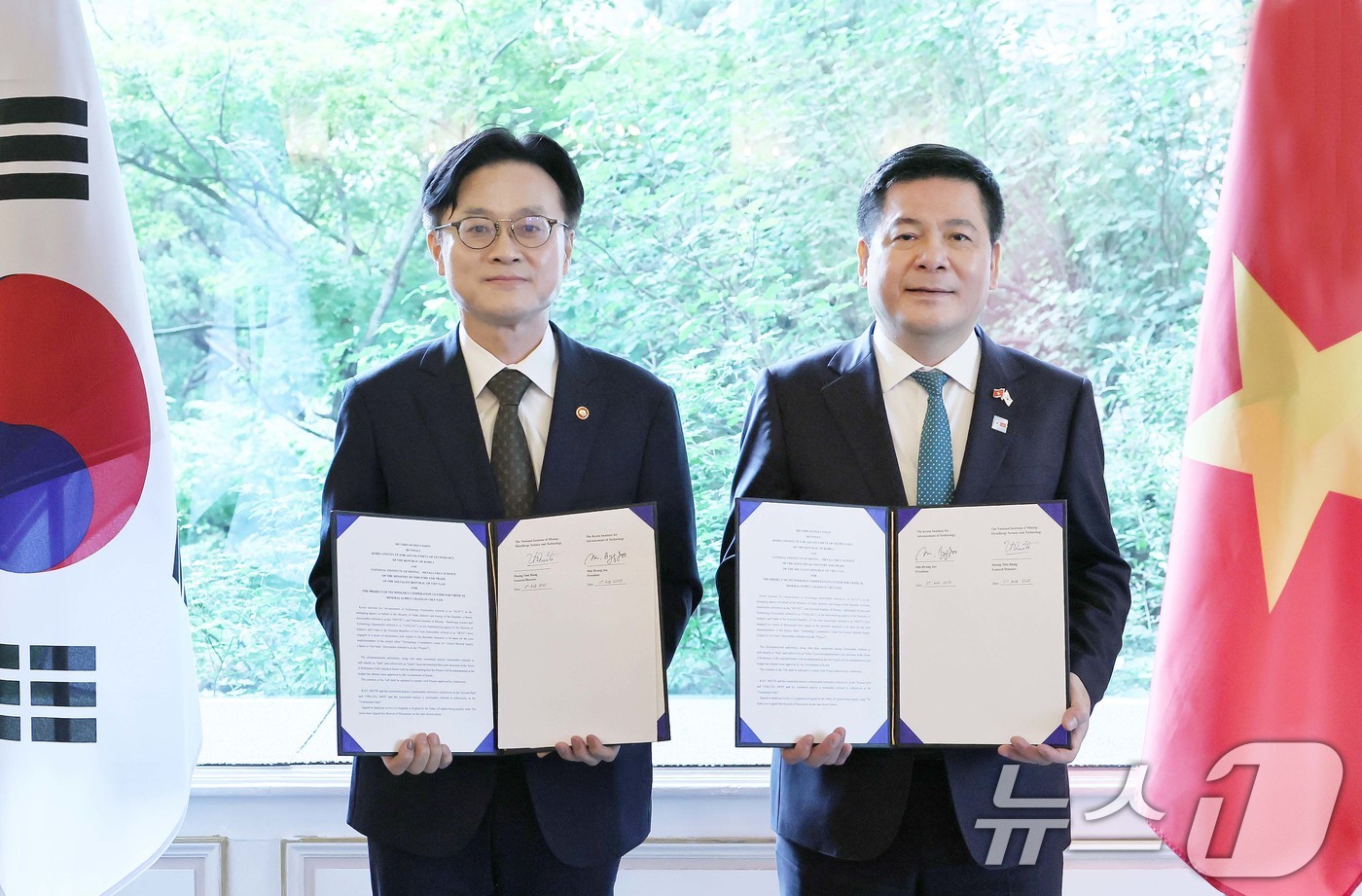 (서울=뉴스1) = 김정관 산업통상자원부 장관이 11일 서울 중구 소공동 롯데호텔에서 응우옌 홍 지엔 베트남 산업무역부 장관과 핵심광물 공급망 기술협력센터 협의의사록(ROD) 교환 …