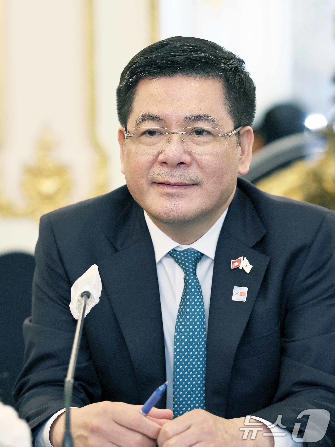 (서울=뉴스1) = 응우옌 홍 지엔 베트남 산업무역부 장관이 11일 서울 중구 소공동 롯데호텔에서 김정관 산업통상자원부 장관과 면담을 나누고 있다. (산업통상자원부 제공. 재판매 …