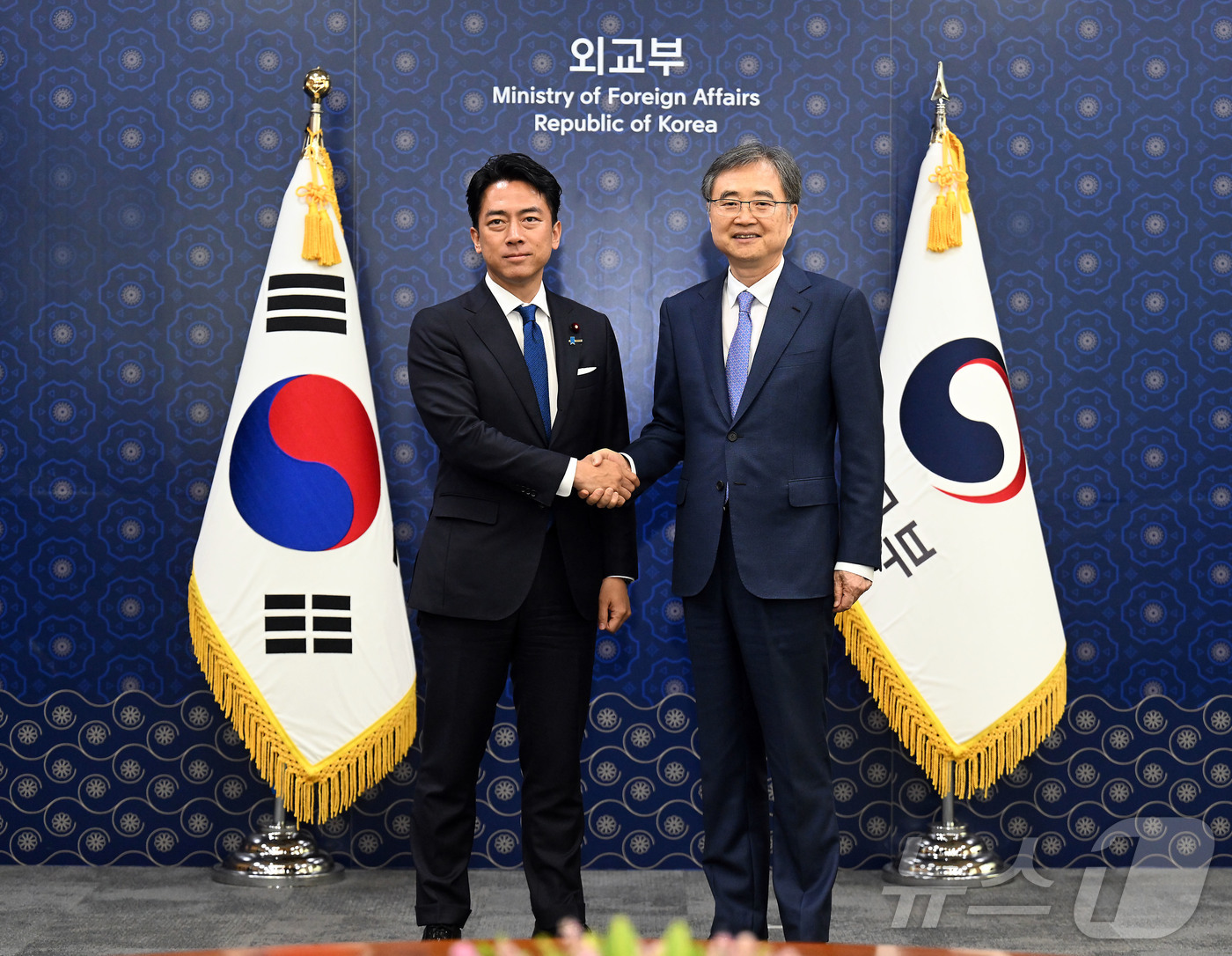 (서울=뉴스1) 임세영 기자 = 조현 외교부 장관이 11일 서울 종로구 정부서울청사 외교부 대접견실에서 고이즈미 신지로 일본 농림수산대신 면담에 앞서 기념촬영을 하고 있다. (공동 …