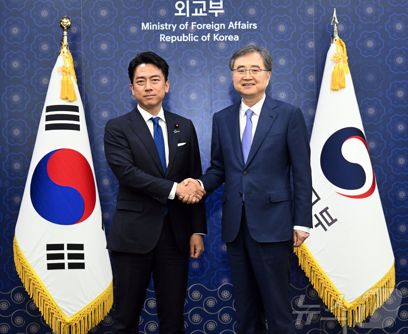 (서울=뉴스1) 임세영 기자 = 조현 외교부 장관이 11일 서울 종로구 정부서울청사 외교부 대접견실에서 고이즈미 신지로 일본 농림수산대신 면담에 앞서 기념촬영을 하고 있다. (공동 …