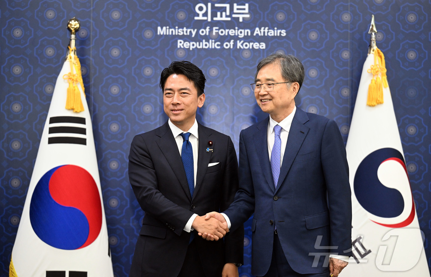 (서울=뉴스1) 임세영 기자 = 조현 외교부 장관이 11일 서울 종로구 정부서울청사 외교부 대접견실에서 고이즈미 신지로 일본 농림수산대신 면담에 앞서 기념촬영을 하고 있다. (공동 …