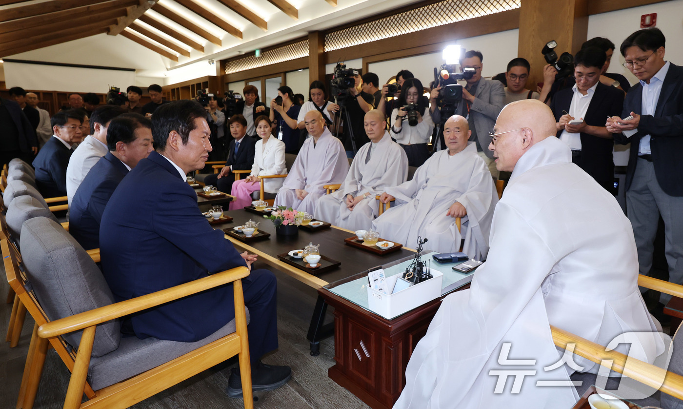 (서울=뉴스1) 박지혜 기자 = 정청래 더불어민주당 대표가 11일 서울 종로구 조계사에서 대한불교조계종 총무원장 진우스님을 예방하고 있다.  2025.8.11/뉴스1