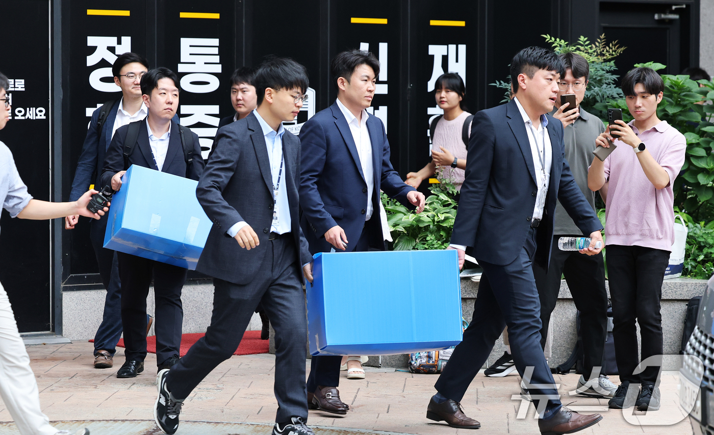 (서울=뉴스1) 오대일 기자 = 김건희 여사와 관련한 각종 의혹을 수사하는 민중기 특별검사팀 관계자들이 11일 오후 '나토 목걸이 의혹'과 관련해 서울 서초구 서희건설 본사에 대한 …