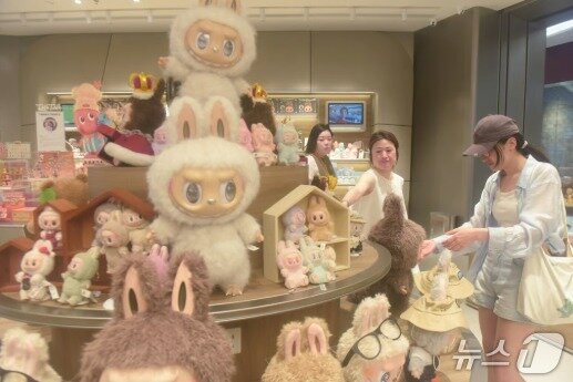 본문 이미지 - 라부부 판매장 - SCMP 갈무리