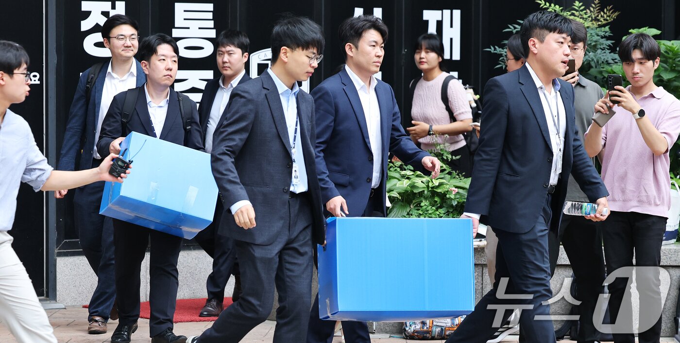 본문 이미지 - 김건희 여사와 관련한 각종 의혹을 수사하는 민중기 특별검사팀 관계자들이 지난 11일 오후 &#39;나토 목걸이 의혹&#39;과 관련해 서울 서초구 서희건설 본사에 대한 압수수색을 마친 후 압수품 상자를 차량에 싣고 있다.  2025.8.11/뉴스1 ⓒ News1 오대일 기자