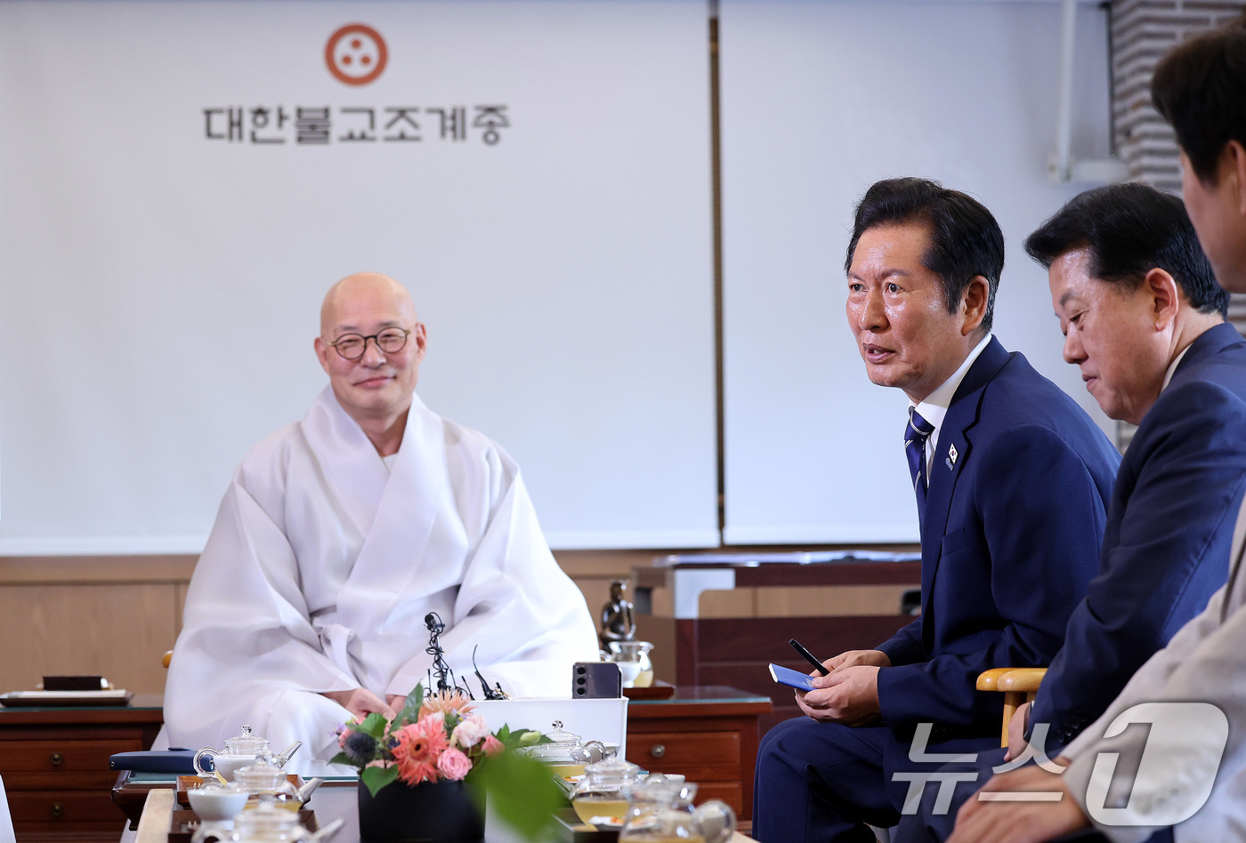 (서울=뉴스1) 박지혜 기자 = 정청래 더불어민주당 대표가 11일 서울 종로구 조계사에서 대한불교조계종 총무원장 진우스님을 예방하고 있다.  2025.8.11/뉴스1