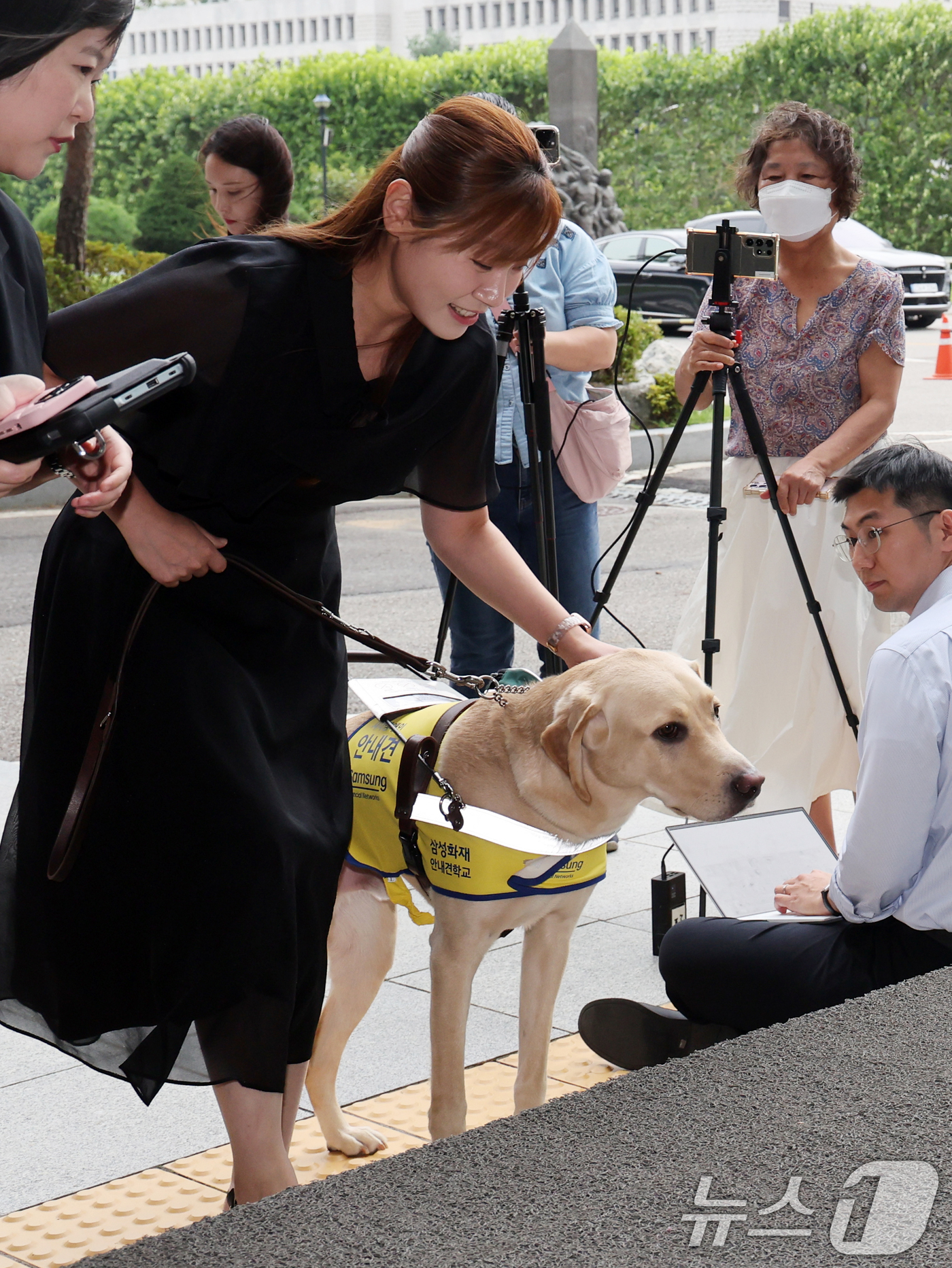 (서울=뉴스1) 황기선 기자 = 김예지 국민의힘 의원이 11일 오후 서울 서초구 서울고등검찰청에 마련된 내란특검(특별검사 조은석)으로 참고인 조사를 위해 안내견과 함께 출석하고 있 …