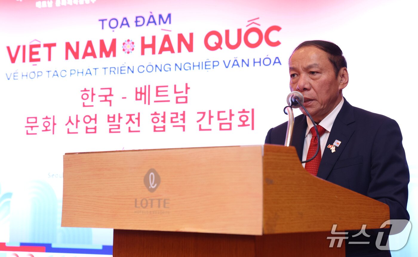 본문 이미지 - 응우옌 반 훙 베트남 문화체육관광부 장관이 11일 서울 중구 롯데호텔에서 열린 한-베트남 문화 산업 발전 협력 간담회에 참석해 개회사를 하고 있다.&#40;제공 문화체육관광부&#41;
