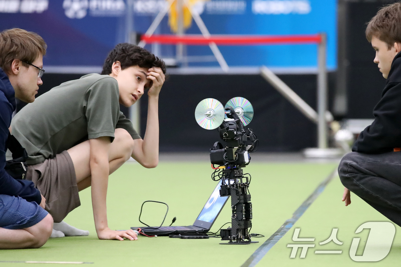 (대구=뉴스1) 공정식 기자 = 11일 대구 엑스코(EXCO)에서 열린 'FIRA 로보월드컵'에 출전한 외국인들이 휴머노이드(인간형) 로봇을 점검하고 있다.올해 30주년을 맞은 ' …