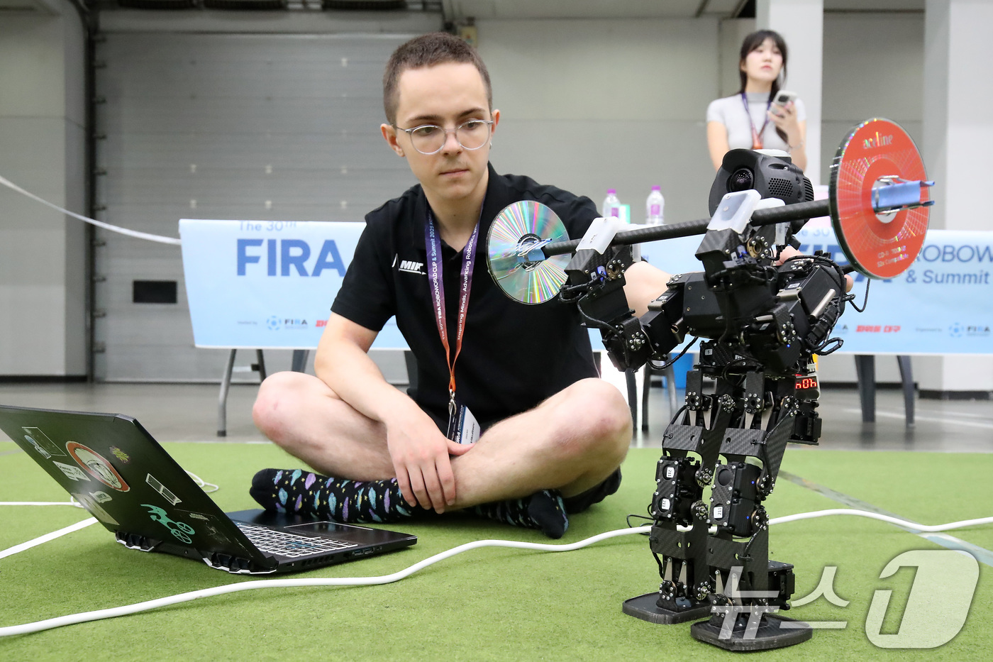 (대구=뉴스1) 공정식 기자 = 11일 대구 엑스코(EXCO)에서 열린 'FIRA 로보월드컵'에 출전한 외국인들이 휴머노이드(인간형) 로봇을 점검하고 있다.올해 30주년을 맞은 ' …