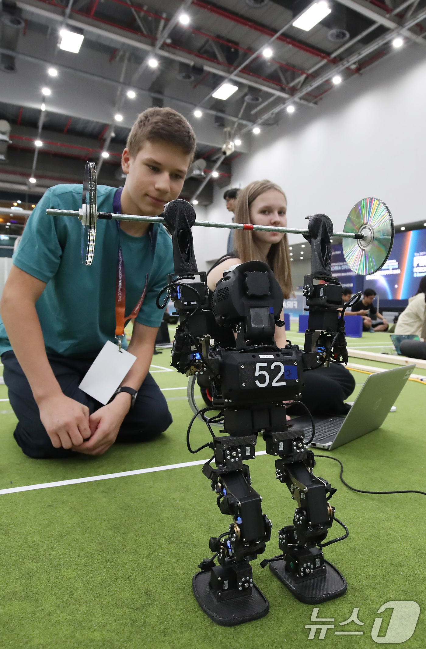 (대구=뉴스1) 공정식 기자 = 11일 대구 엑스코(EXCO)에서 열린 'FIRA 로보월드컵'에 출전한 외국인들이 휴머노이드(인간형) 로봇을 점검하고 있다.올해 30주년을 맞은 ' …