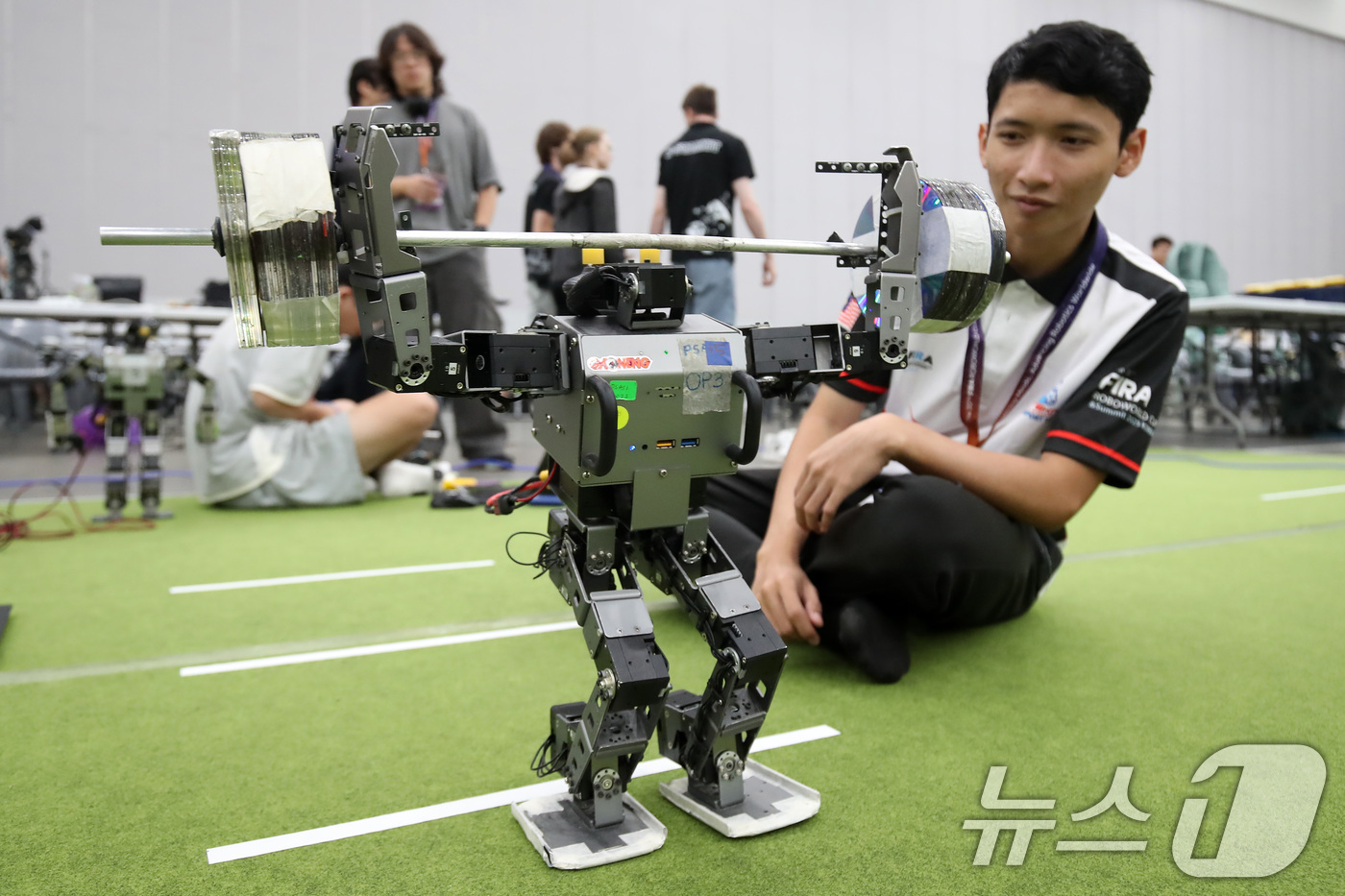(대구=뉴스1) 공정식 기자 = 11일 대구 엑스코(EXCO)에서 열린 'FIRA 로보월드컵'에 출전한 외국인들이 휴머노이드(인간형) 로봇을 점검하고 있다.올해 30주년을 맞은 ' …