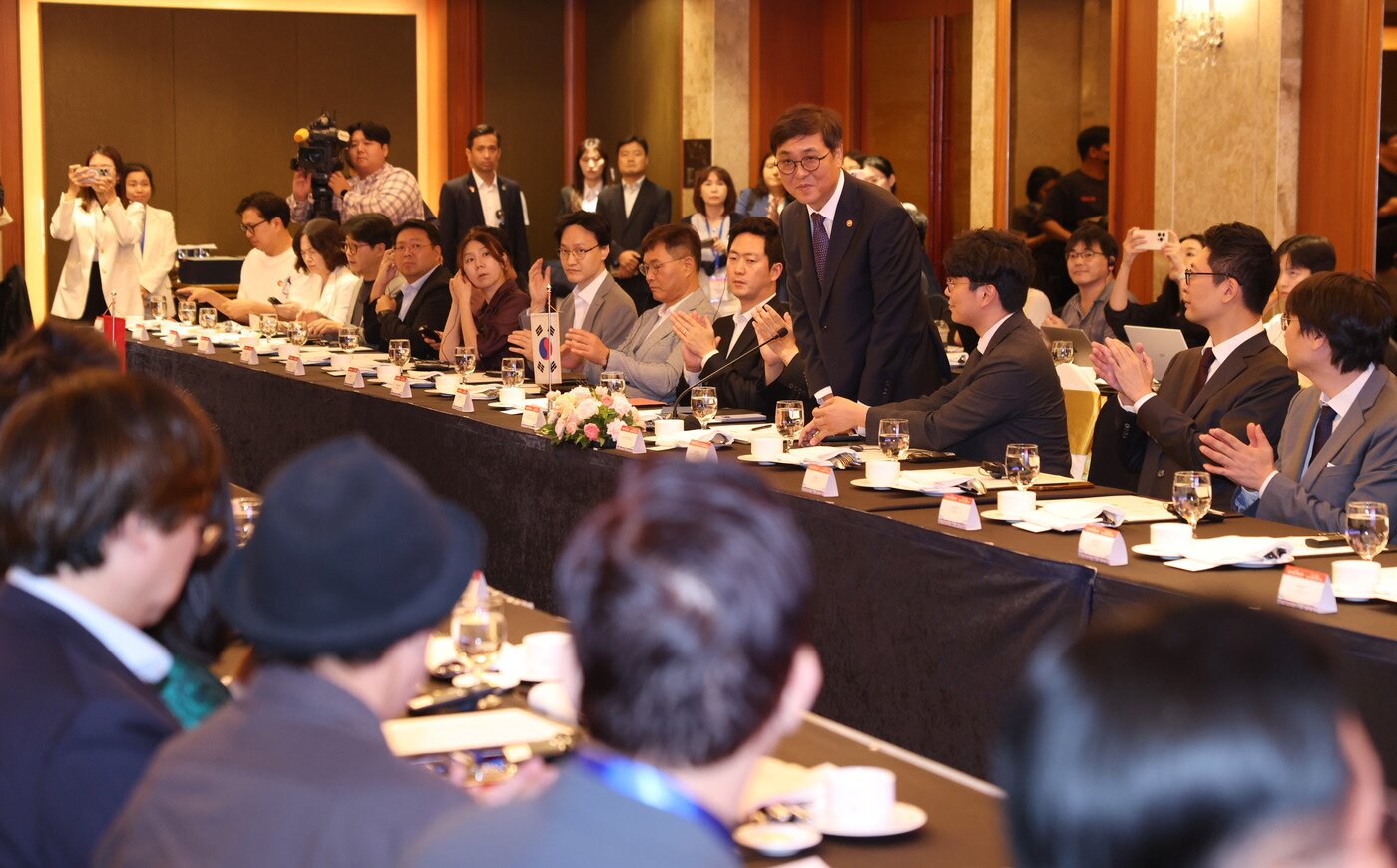본문 이미지 - 최휘영 문화체육관광부 장관이 11일 서울 중구 롯데호텔에서 열린 한-베트남 문화 산업 발전 협력 간담회에 참석해 인사하고 있다.&#40;제공 문화체육관광부&#41;
