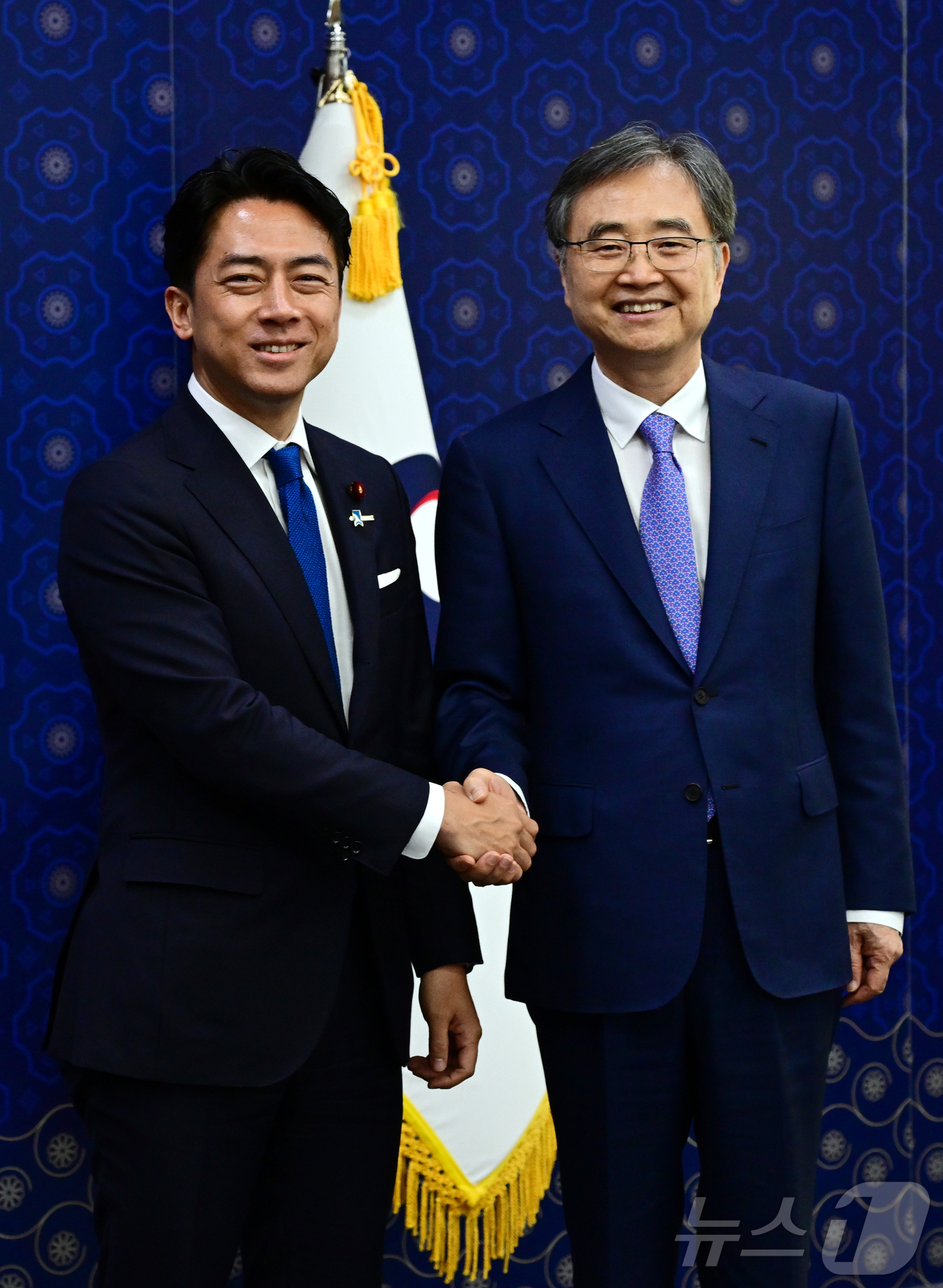 (서울=뉴스1) 임세영 기자 = 조현 외교부 장관이 11일 오후 서울 종로구 외교부에서 고이즈미 신지로 일본 농림수산상과 면담에 앞서 악수를 하고 있다. (공동취재) 2025.8. …