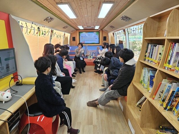본문 이미지 - 꿈의 책버스.(충북교육도서관 제공. 재판매 및 DB금지)/뉴스1