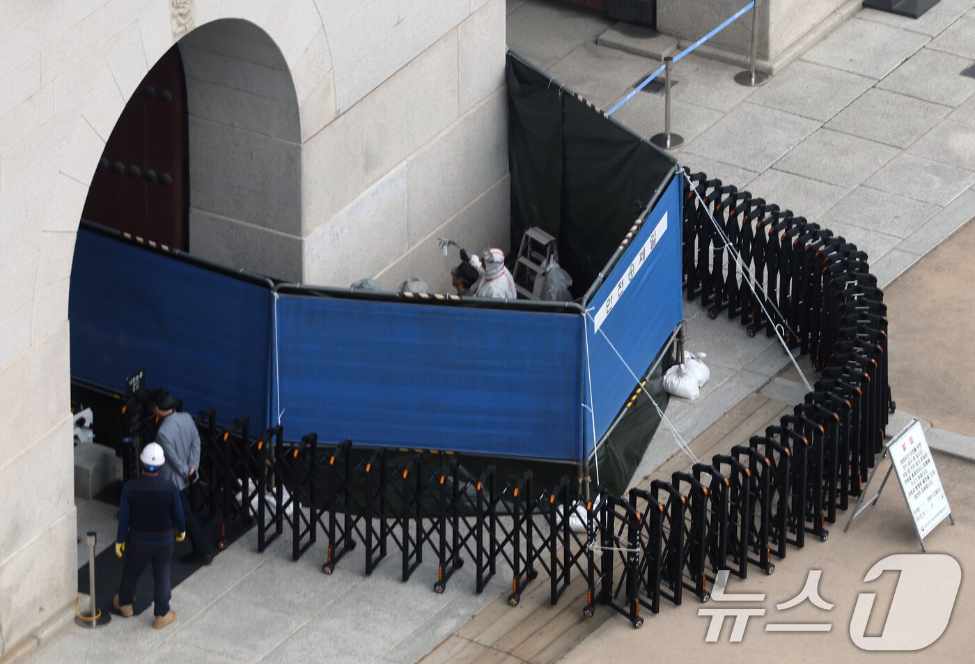 본문 이미지 - 국가유산청 관계자들이 11일 서울 경복궁 광화문 석측 낙서 흔적을 지우는 작업을 하고 있다.  2025.8.11/뉴스1 ⓒ News1 임세영 기자