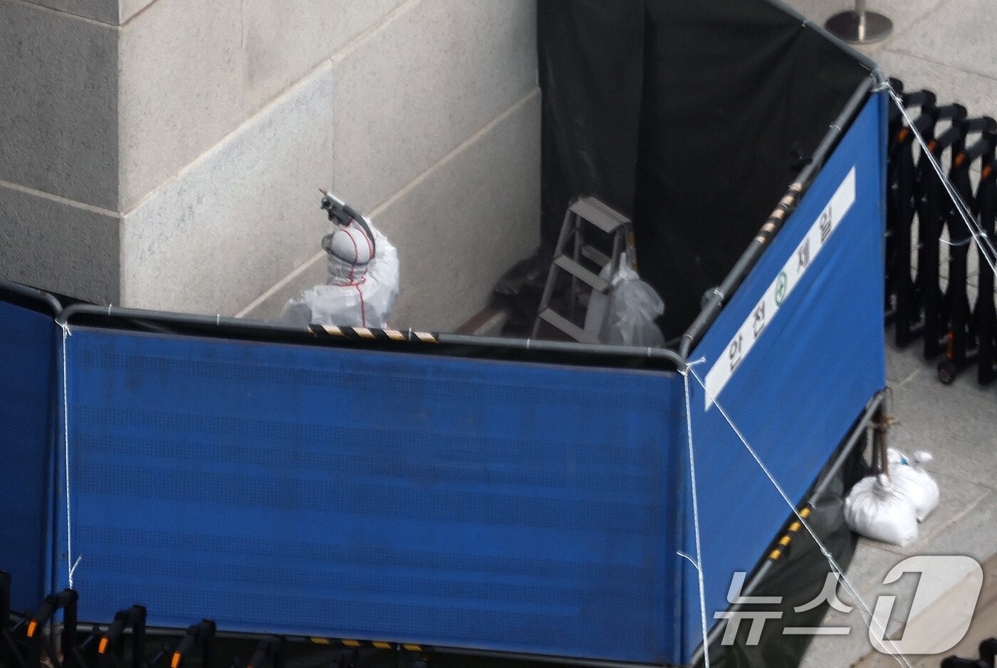 본문 이미지 - 국가유산청 관계자들이 11일 서울 경복궁 광화문 석측 낙서 흔적을 지우는 작업을 하고 있다.  2025.8.11/뉴스1 ⓒ News1 임세영 기자