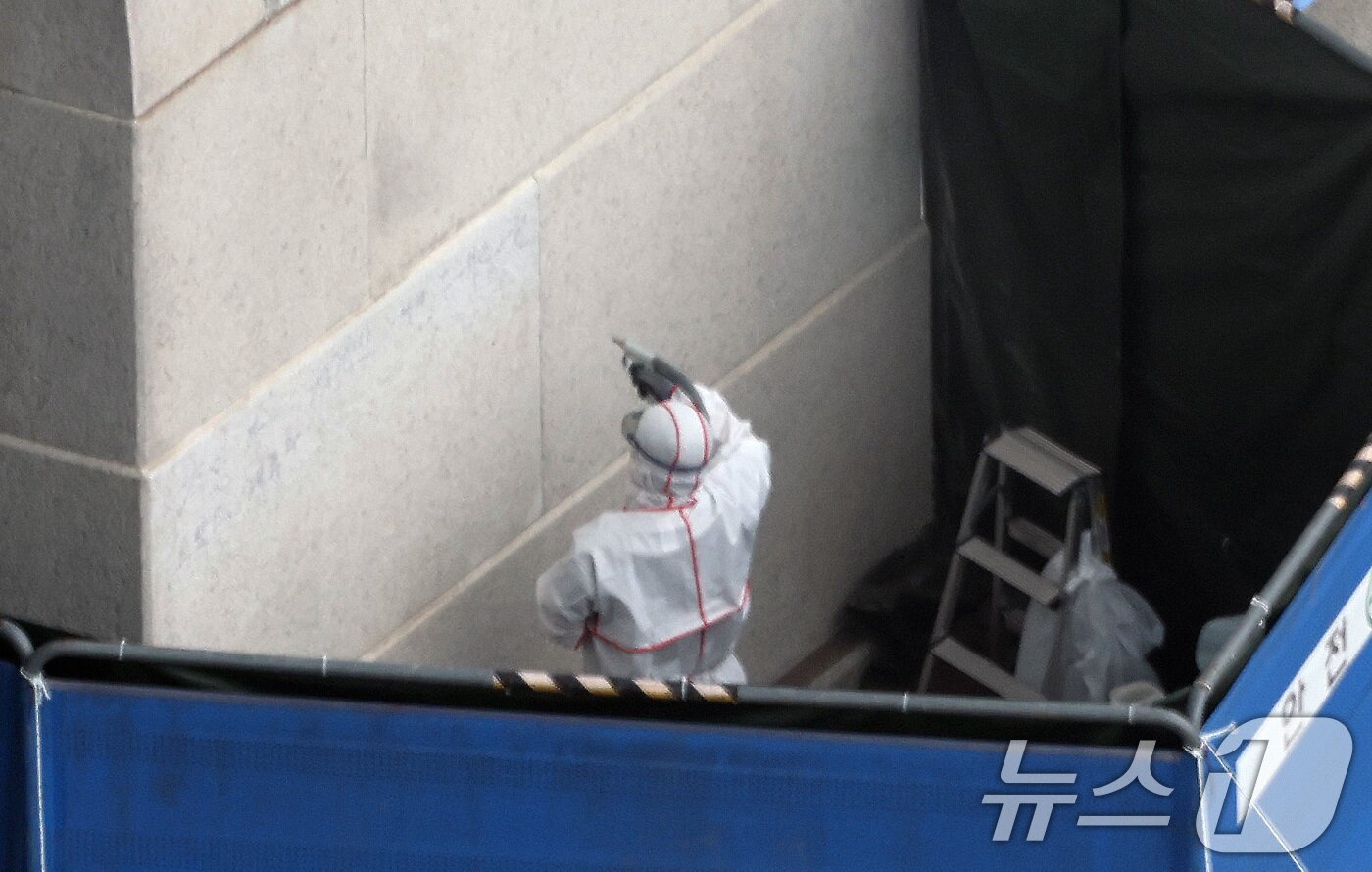 본문 이미지 - 국가유산청 관계자들이 11일 서울 경복궁 광화문 석측 낙서 흔적을 지우는 작업을 하고 있다. 2025.8.11/뉴스1 ⓒ News1 임세영 기자