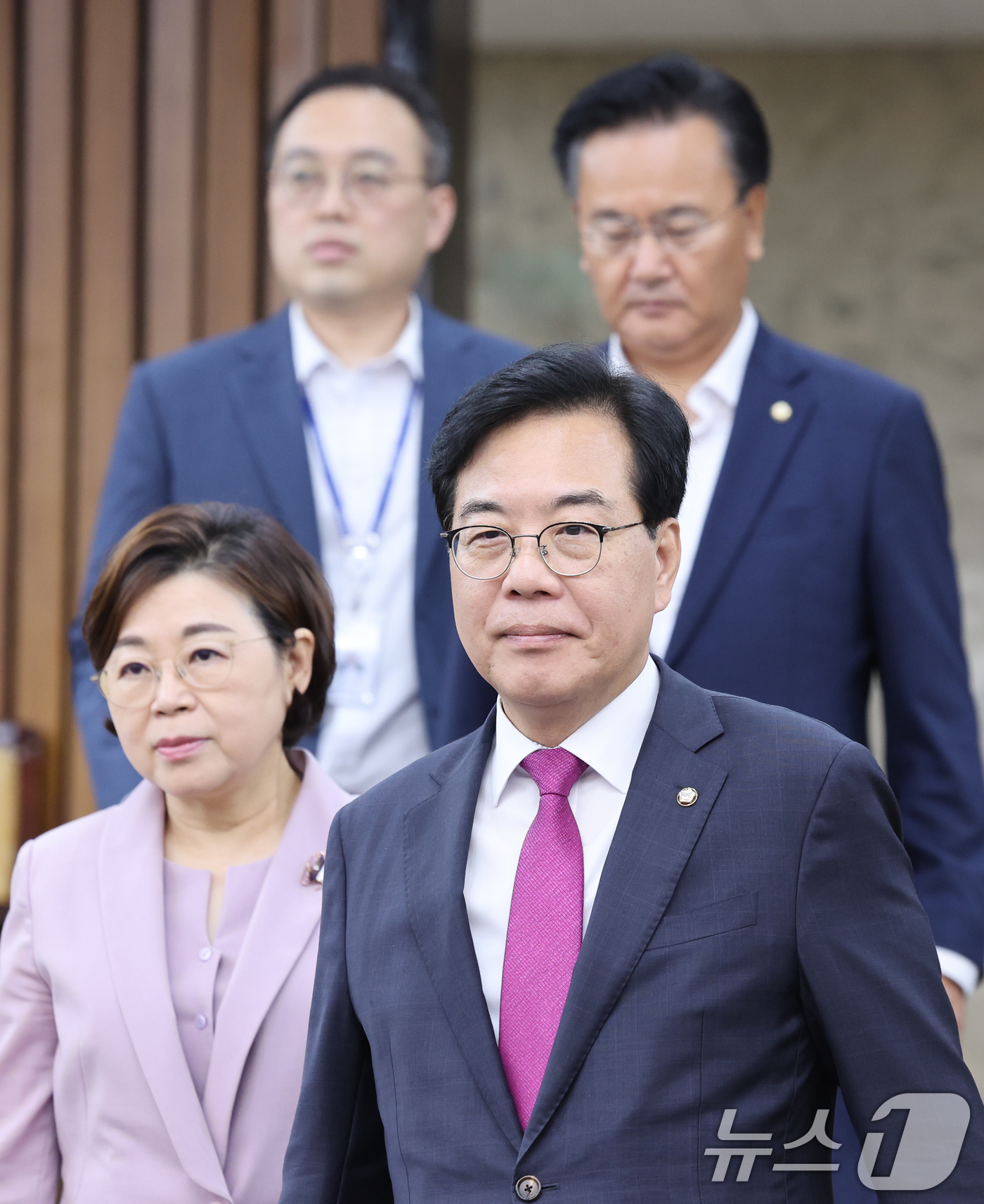 (서울=뉴스1) 안은나 기자 = 송언석 국민의힘 비상대책위원장 겸 원내대표(앞줄 오른쪽), 김정재 정책위의장이 11일 오후 서울 여의도 국회에서 열린 '한미 관세 협상 의미와 평가 …