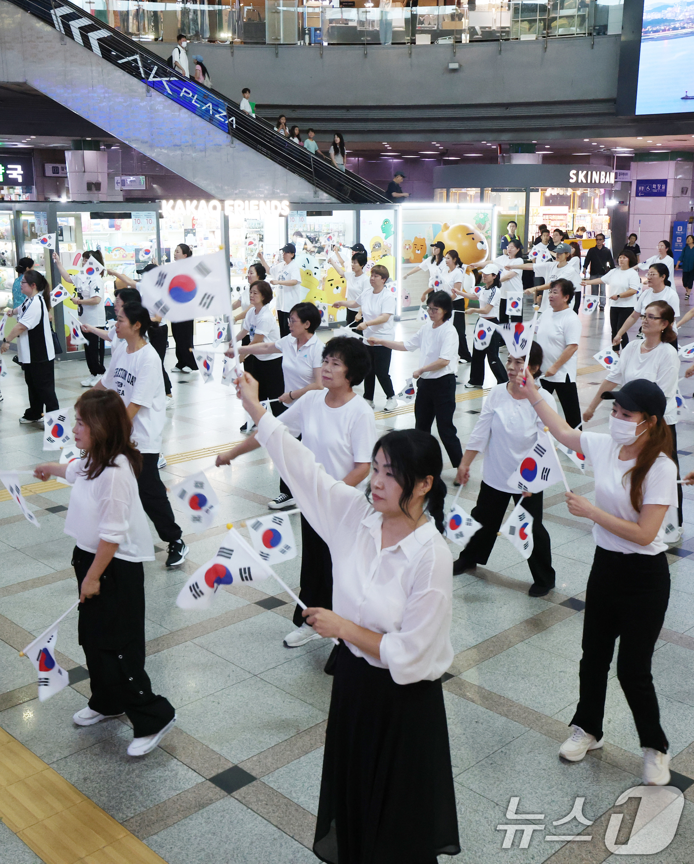 (수원=뉴스1) 김영운 기자 = 제80주년 광복절을 나흘 앞둔 11일 오후 경기 수원시 팔달구 수원역 대합실에서 권선구 관내 주민자치센터 댄스수강생들이 광복 80주년 기념 플래시몹 …