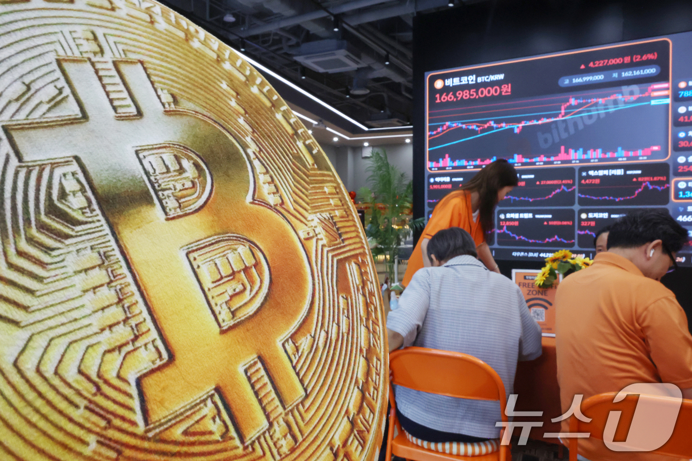 (서울=뉴스1) 민경석 기자 = 암호화폐(가상화폐) 시장에서 순환매가 발생하며 비트코인이 4% 정도 급등, 12만1000달러를 재돌파했다.비트코인이 다시 12만1000달러대를 돌파 …