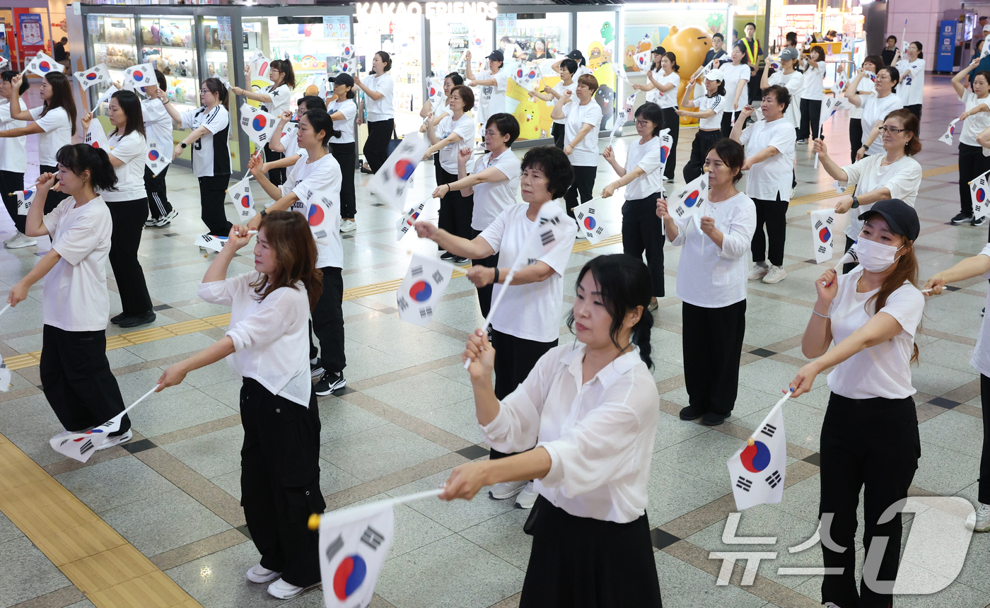 (수원=뉴스1) 김영운 기자 = 제80주년 광복절을 나흘 앞둔 11일 오후 경기 수원시 팔달구 수원역 대합실에서 권선구 관내 주민자치센터 댄스수강생들이 광복 80주년 기념 플래시몹 …