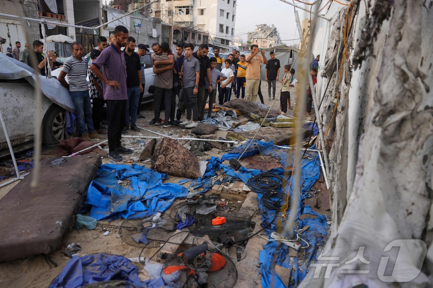 (가자시티 AFP=뉴스1) 권영미 기자 = 11일(현지시간) 팔레스타인 주민들이 이스라엘군의 야간 공습 이후 파괴된 가자시티 알시파 병원 내 알자지라 방송 텐트를 살펴보고 있다. …