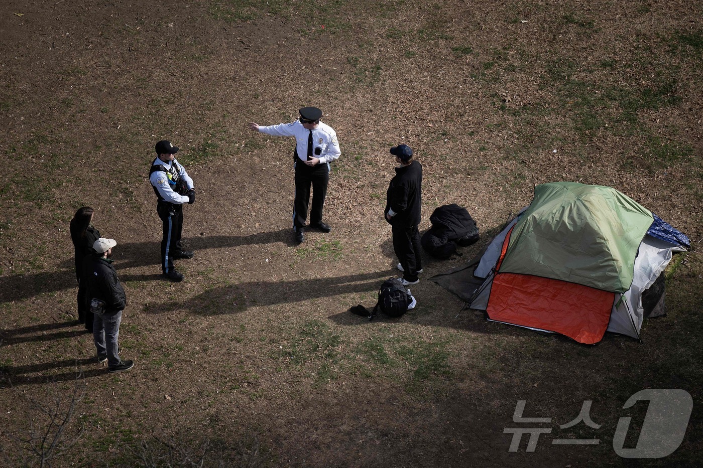 (워싱턴 AFP=뉴스1) 김경민 기자 = 국립공원경찰대(USPP)가 워싱턴DC 백악관 인근에 있는 맥퍼슨 광장에서 노숙자에게 떠나라고 요구하고 있다. 2023.2.15ⓒ AFP=뉴 …