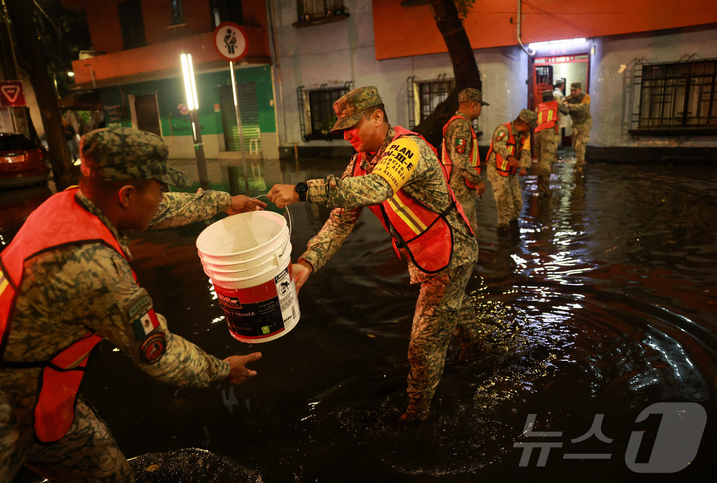 (멕시코시티 로이터=뉴스1) 권영미 기자 = 10일(현지시간) 폭우가 내린 멕시코 멕시코시티의 한 침수된 주택에서 군인들이 물을 퍼내고 있다.2025.08.10.ⓒ 로이터=뉴스1