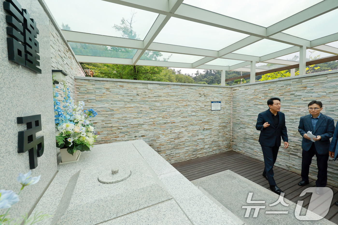 (서울=뉴스1) 김민지 기자 = 오세훈 서울시장이 11일 서울 서초구 서울추모공원을 방문해 유택동산을 살펴보고 있다.. (공동취재) 2025.8.11/뉴스1