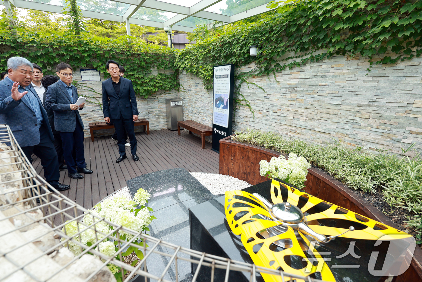 (서울=뉴스1) 김민지 기자 = 오세훈 서울시장이 11일 서울 서초구 서울추모공원을 방문해 어린이 나비동산을 살펴보고 있다. (공동취재) 2025.8.11/뉴스1