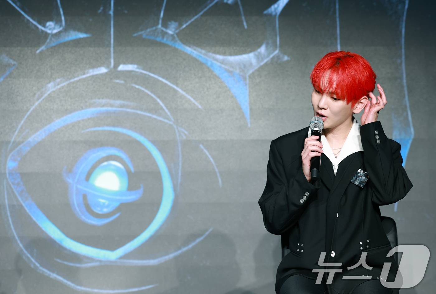 (서울=뉴스1) 권현진 기자 = 샤이니 키가 11일 오후 서울 광진구 풀만 앰배서더 서울 이스트폴에서 가진 정규 3집 ‘HUNTER(헌터)’ 기자간담회에서 신곡을 소개하고 있다. …