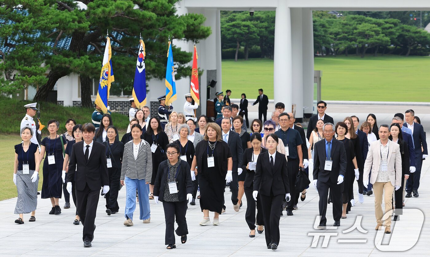 본문 이미지 - 광복 80주년을 맞아 방한한 미국을 비롯한 6개국에 거주 중인 독립유공자 후손들이 11일 오후 서울 동작구 국립서울현충원을 찾아 현충탑 참배를 위해 이동하고 있다. 2025.8.11/뉴스1 ⓒ News1 박정호 기자