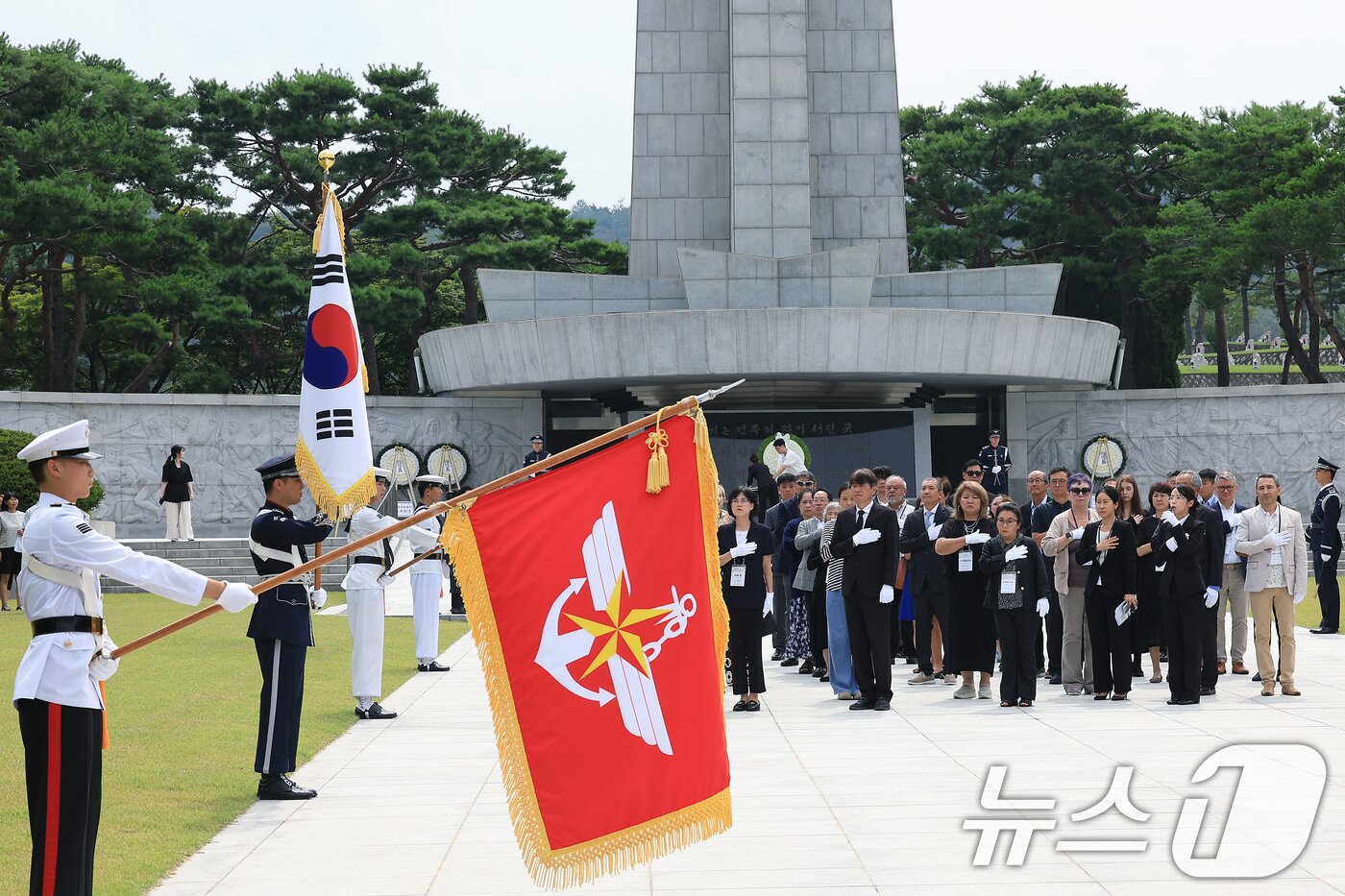 본문 이미지 - 광복 80주년을 맞아 방한한 미국을 비롯한 6개국에 거주 중인 독립유공자 후손들이 11일 오후 서울 동작구 국립서울현충원을 찾아 현충탑 참배를 마친 뒤 이동 중 멈춰 국민의례를 하고 있다. 2025.8.11/뉴스1 ⓒ News1 박정호 기자