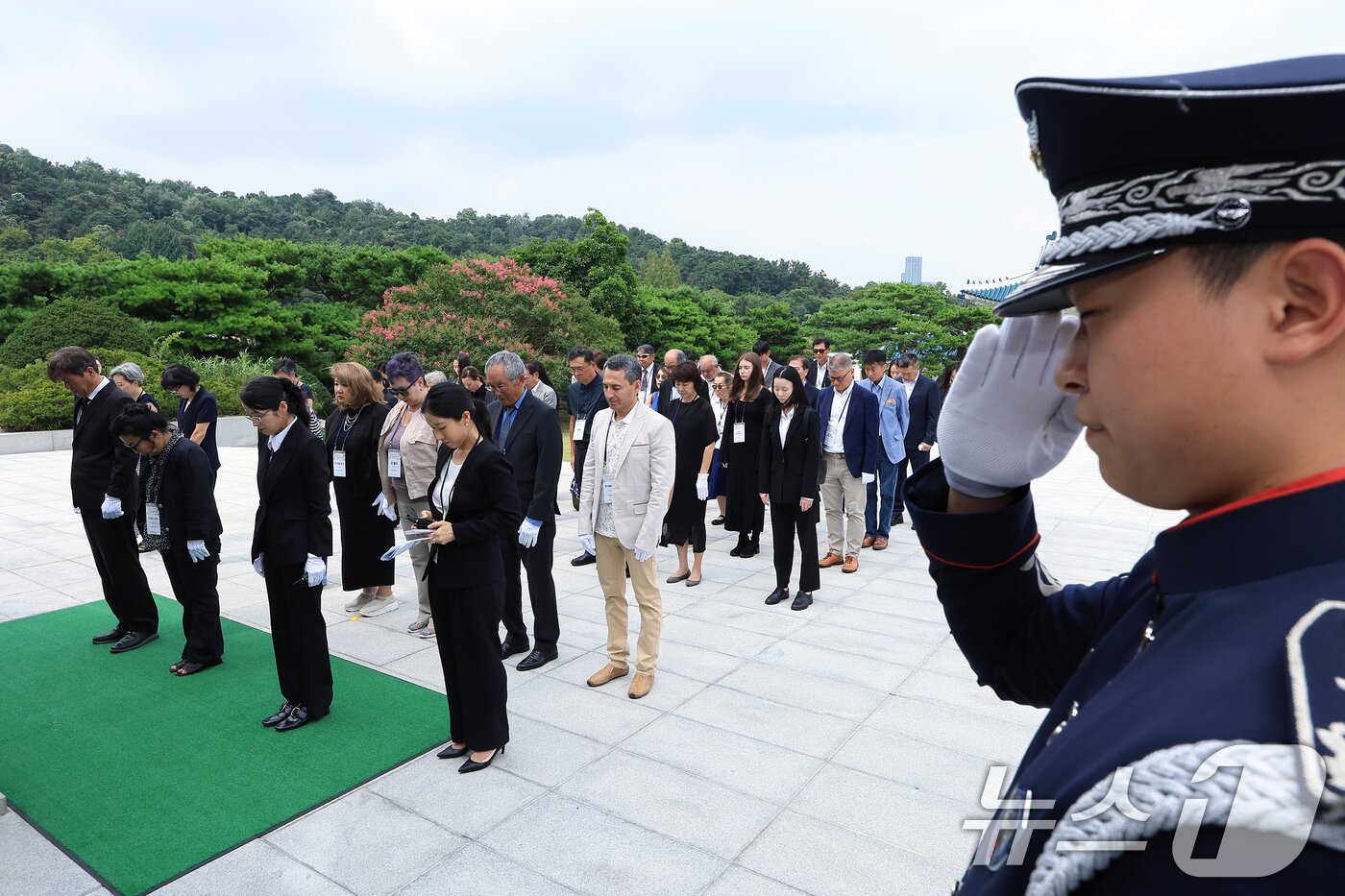 본문 이미지 - 광복 80주년을 맞아 방한한 미국을 비롯한 6개국에 거주 중인 독립유공자 후손들이 11일 오후 서울 동작구 국립서울현충원 현충탑을 찾아 참배하고 있다. 2025.8.11/뉴스1 ⓒ News1 박정호 기자