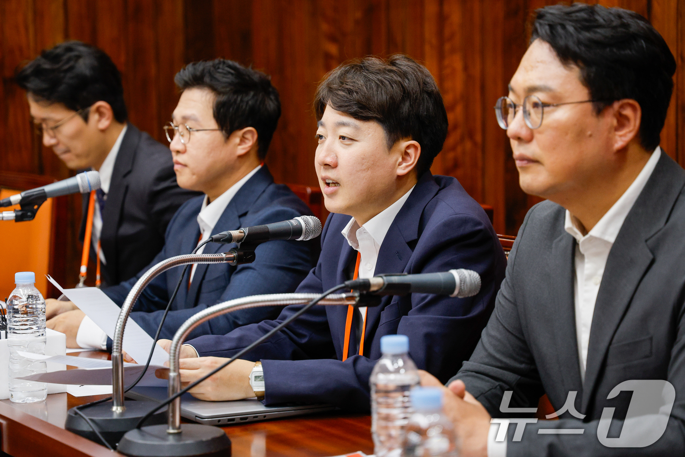 (서울=뉴스1) 안은나 기자 = 이준석 개혁신당 대표가 11일 서울 여의도 국회도서관에서 3기 지도부 언론인 연찬회 인사말을 하고 있다. 2025.8.11/뉴스1