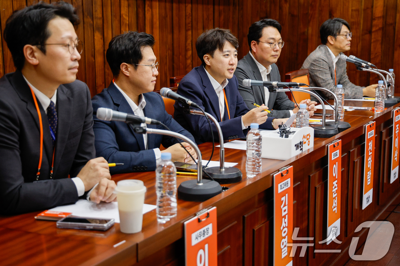 (서울=뉴스1) 안은나 기자 = 이준석 개혁신당 대표가 11일 서울 여의도 국회도서관에서 3기 지도부 언론인 연찬회 인사말을 하고 있다. 2025.8.11/뉴스1