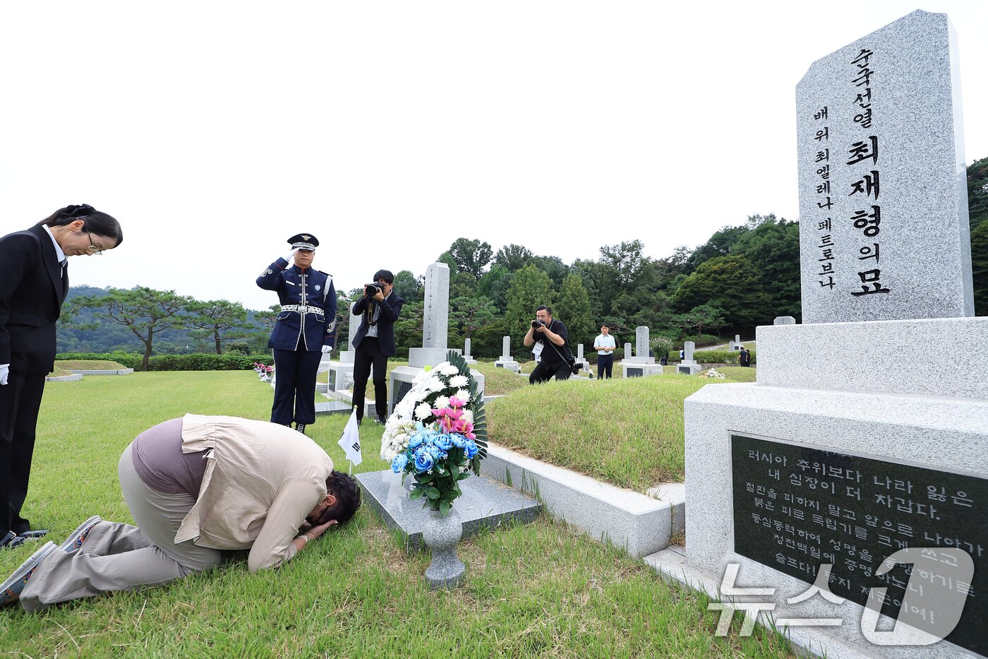 본문 이미지 - 광복 80주년을 맞아 방한한 미국을 비롯한 6개국에 거주 중인 독립유공자 후손 중 연해주 독립운동의 대부로, 한인 동포들에게 큰 사랑을 베풀어 ‘페치카&#40;러시아어로 ’난로‘&#41;’로 불린 최재형 선생&#40;1962, 독립장&#41;의 증손인 강 올가 씨가 11일 오후 서울 동작구 국립서울현충원 독립유공자묘역 최재형의 묘를 찾아 큰절을 올리고 있다. 2025.8.11/뉴스1 ⓒ News1 박정호 기자