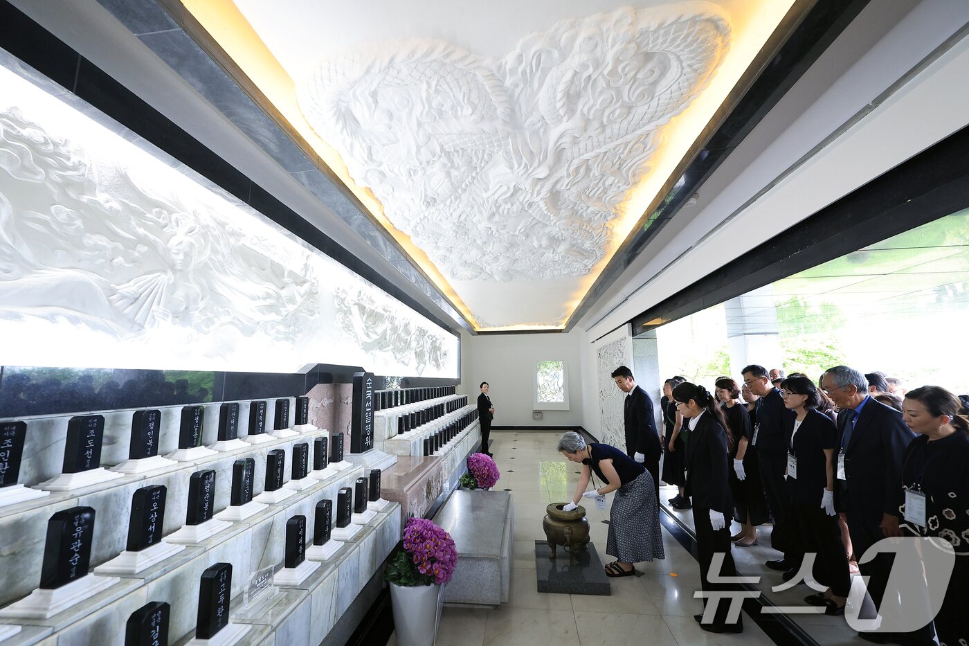 본문 이미지 - 광복 80주년을 맞아 방한한 미국을 비롯한 6개국에 거주 중인 독립유공자 후손들이 11일 오후 서울 동작구 국립서울현충원 무후선열제단을 찾아 참배하고 있다. 2025.8.11/뉴스1 ⓒ News1 박정호 기자