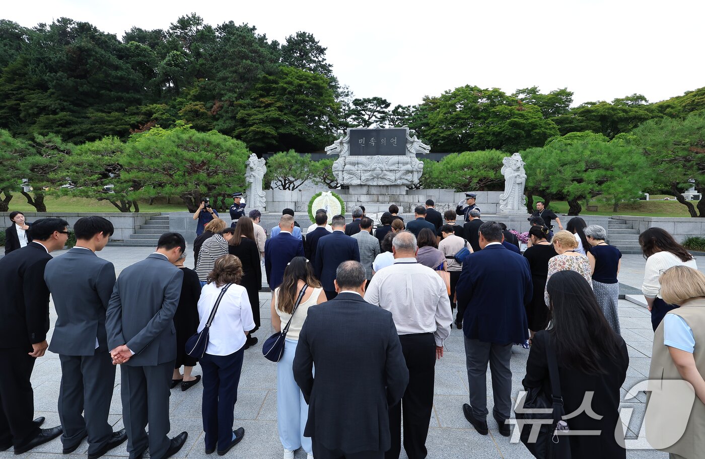 본문 이미지 - 광복 80주년을 맞아 방한한 미국을 비롯한 6개국에 거주 중인 독립유공자 후손들이 11일 오후 서울 동작구 국립서울현충원 독립유공자묘역을 찾아 참배하고 있다. 2025.8.11/뉴스1 ⓒ News1 박정호 기자