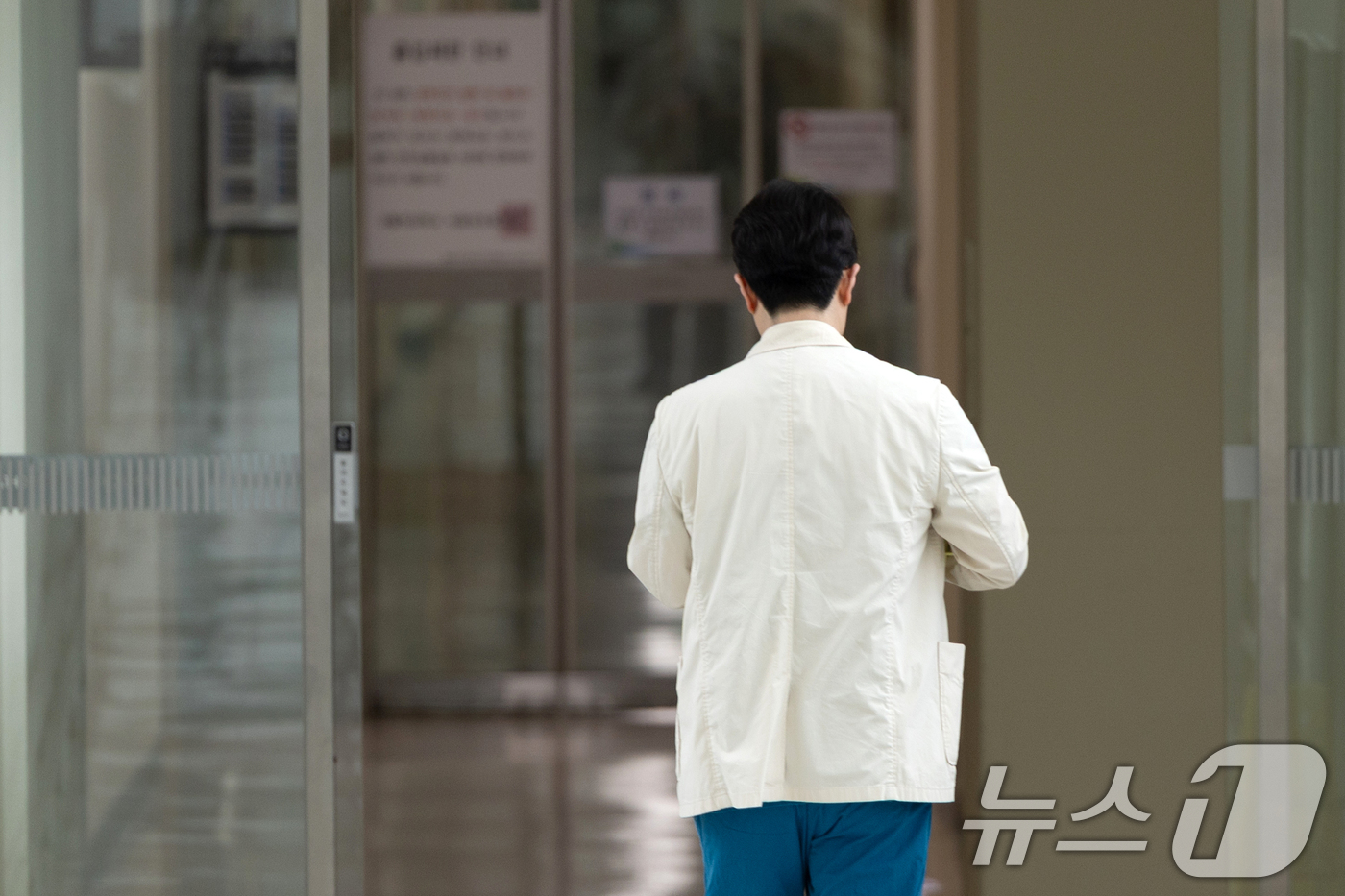 (서울=뉴스1) 이승배 기자 = 11일 서울 시내 한 대학병원에서 의료진이 걸음을 옮기고 있다.보건복지부에 따르면 하반기 전공의(인턴, 레지던트) 모집은 이날부터 29일 오후 6시 …