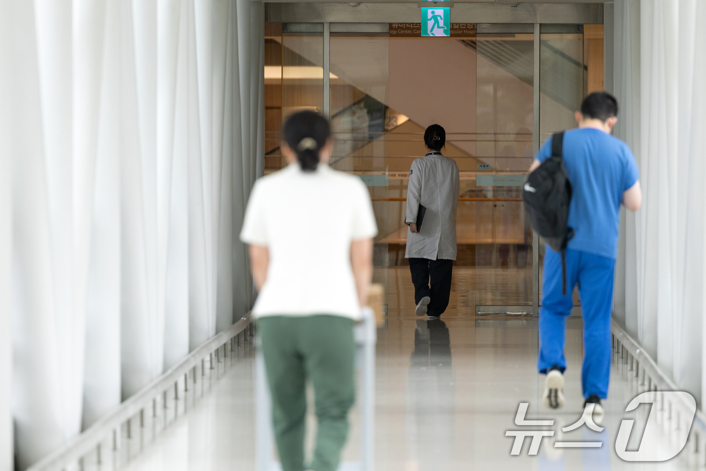 (서울=뉴스1) 이승배 기자 = 11일 서울 시내 한 대학병원에서 의료진이 걸음을 옮기고 있다.보건복지부에 따르면 하반기 전공의(인턴, 레지던트) 모집은 이날부터 29일 오후 6시 …