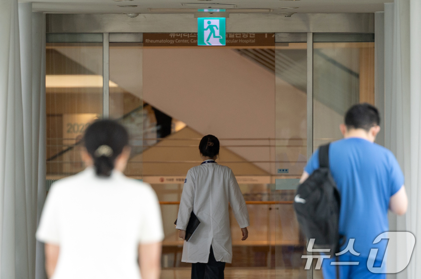 (서울=뉴스1) 이승배 기자 = 11일 서울 시내 한 대학병원에서 의료진이 걸음을 옮기고 있다.보건복지부에 따르면 하반기 전공의(인턴, 레지던트) 모집은 이날부터 29일 오후 6시 …