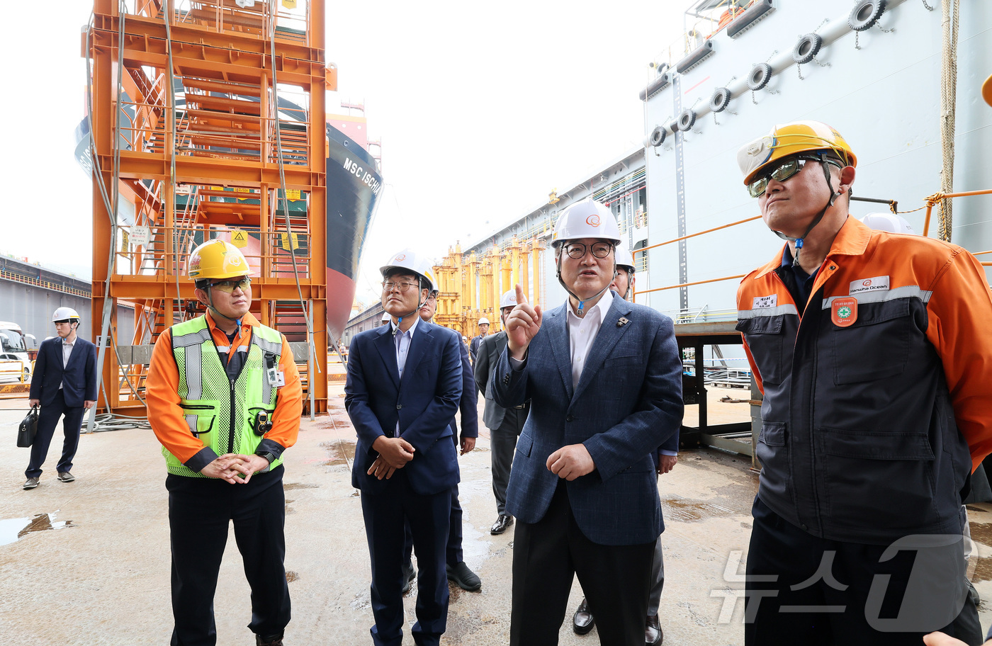 (거제=뉴스1) = 우원식 국회의장이 11일 경남 한화오션 거제조선소를 방문해 사업장을 살펴보고 있다. (국회의장실 제공. 재판매 및 DB 금지) 2025.8.11/뉴스1